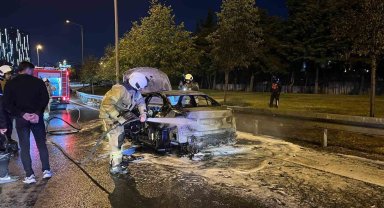Bakırköy'de otomobil alev topuna döndü