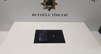 Bankta unutulan cep telefonunu çaldı
