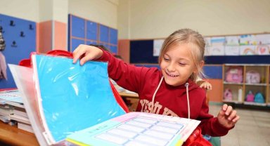 Başiskele'de miniklere kırtasiye hediyesi