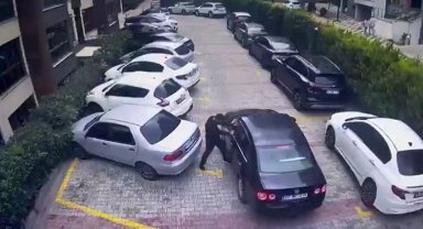 Beylikdüzü'nde sitede park yeri nedeniyle silahlı kavga çıktı, o anlar kamerada