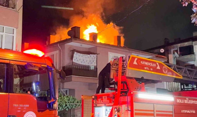 Bolu'da 3 katlı evin çatısı alev alev yandı: Mahalleli sokağa döküldü