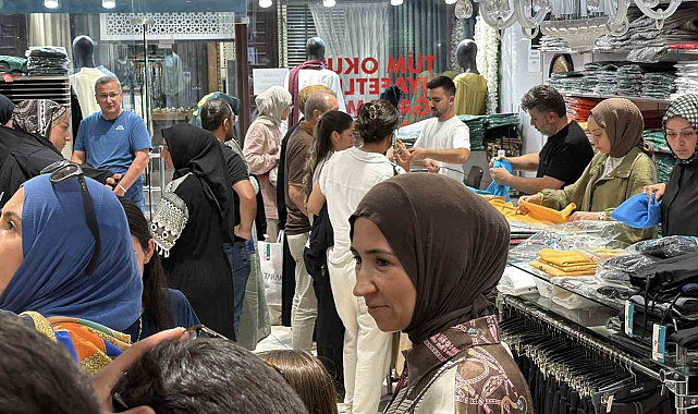 Bolu'da aileler okul öncesi alışverişinde: İğne atsan yere düşmez
