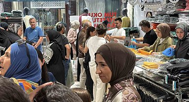Bolu'da aileler okul öncesi alışverişinde: İğne atsan yere düşmez