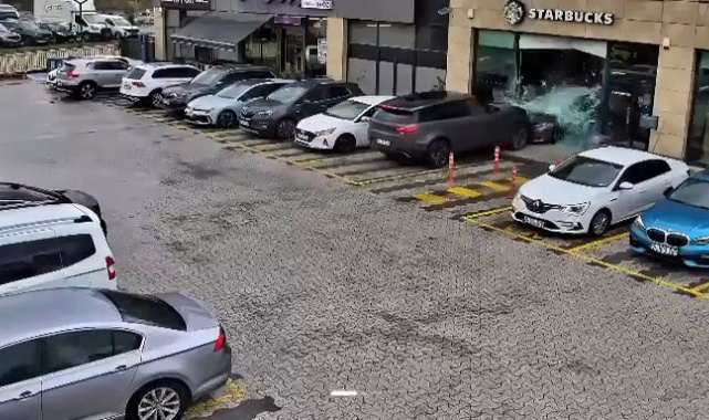 Çekmeköy'de kaza ucuz atlatıldı: Sürücüsünün kontrolünden çıkan cip kafeye daldı