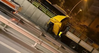 D-100'de tır duvara çarptı, sürücü yaralandı