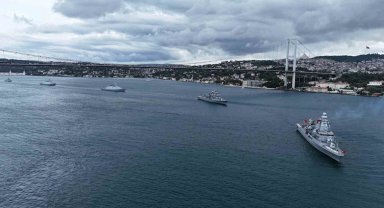 Deniz Kuvvetleri Günü'nde 15 savaş gemisi İstanbul Boğazı'ndan geçti