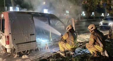 Dolmabahçe Sarayı'nın önünde hafif ticari araç alevlere teslim oldu