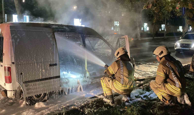 Dolmabahçe Sarayı'nın önünde hafif ticari araç alevlere teslim oldu
