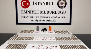 Esenyurt'ta şüpheli araçtan uyuşturucu çıktı: 2 gözaltı