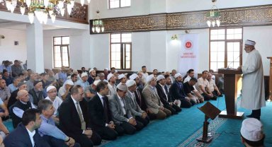 Eski cami korundu, yenisi ibadete açıldı