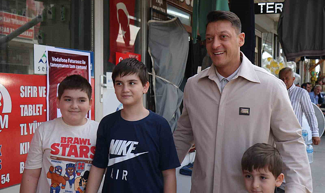Eski futbolcu, AK Parti MKYK Üyesi Mesut Özil, Sakarya'da vatandaşlarla bir araya geldi