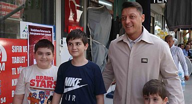 Eski futbolcu, AK Parti MKYK Üyesi Mesut Özil, Sakarya'da vatandaşlarla bir araya geldi