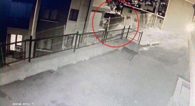 Eyüpsultan'da 3. kata çarpan aracın bahçeye düştüğü anlar görüntülendi