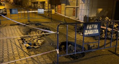 Fatih'te yağmur sonrası yol çöktü: Kamyon ve otomobil çukura girdi