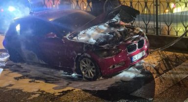Fatih'te yanan otomobil hurdaya döndü