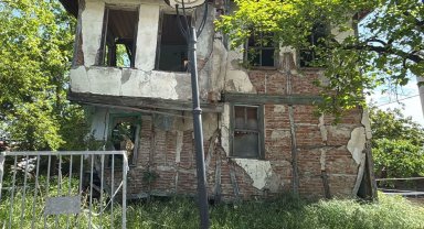 Gölcük'te 2 metruk bina daha yıkıldı