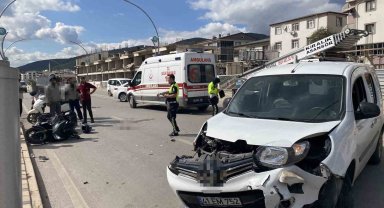 Hafif ticari araç ile çarpışan motosikletli ağır yaralandı