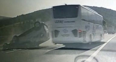 Hafif ticari araç, yolcu otobüsünün önüne savruldu