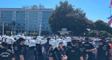 İstanbul Büyükşehir Belediyesi önünde olaylı eylem