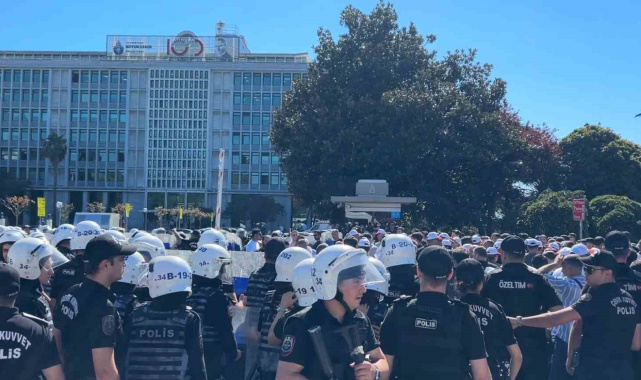 İstanbul Büyükşehir Belediyesi önünde olaylı eylem