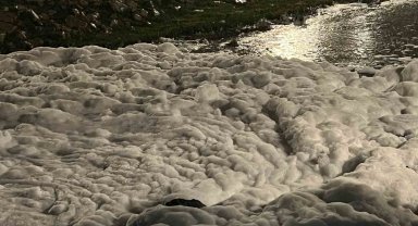 İzmit'te sahildeki köpükler merak uyandırdı