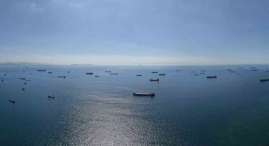 Karadeniz'deki saldırı riski nedeniyle ilerleyemeyen gemiler, İstanbul açıklarını adeta otoparka çevirdi