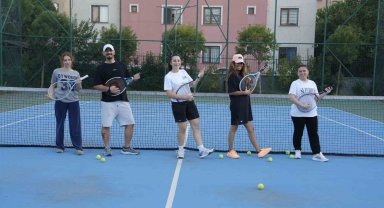 Kartal Belediyesi'nin tenis eğitimleri tüm hızıyla devam ediyor