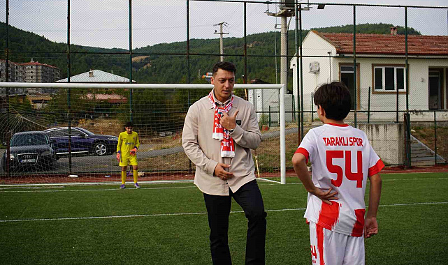 Mesut Özil, gençlere futbol akademisi müjdesi verdi