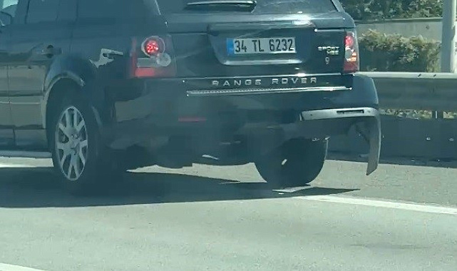 Otoyolda seyreden aracın tamponu koptu: O anlar kamerada