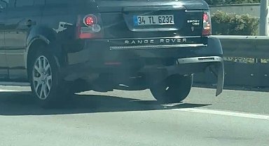 Otoyolda seyreden aracın tamponu koptu: O anlar kamerada
