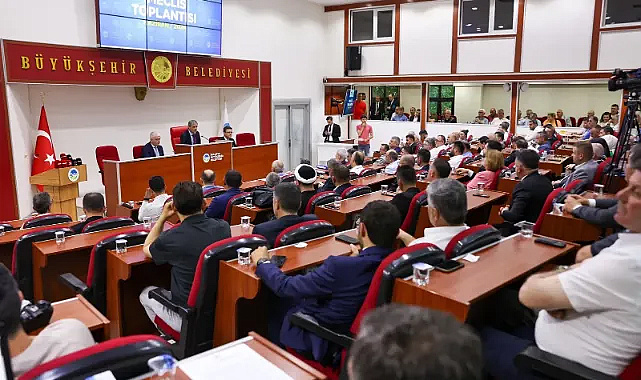SAKARYA BÜYÜKŞEHİR MECLİSİ’NDE DENGELER DEĞİŞTİ: CHP ARTIK GRUP KURAMIYOR