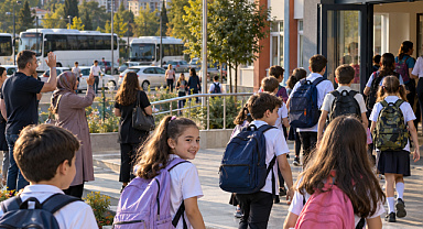 SAKARYA’DA İLK DERS ZİLİ ÇALDI: YENİ EĞİTİM YILI YOĞUN TRAFİKLE BAŞLADI