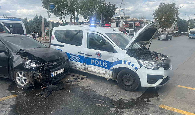 Sakarya'da polis aracı ile otomobil çarpıştı: 2'si polis, 5 yaralı
