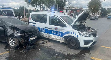 Sakarya'da polis aracı ile otomobil çarpıştı: 2'si polis, 5 yaralı
