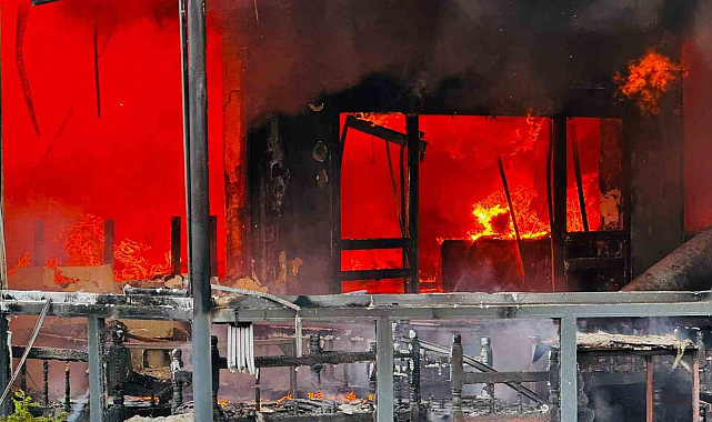 Sakarya'da restoran alevlere teslim oldu, çok sayıda ekip sevk edildi