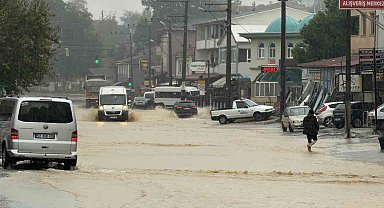 Sakarya'da sağanak yolları göle çevirdi