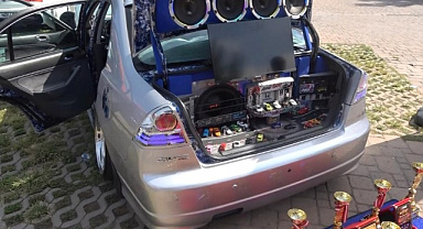 SAKARYALI OTOMOBİL TUTKUNUNUN BAGAJINDA DRİFT SÜRPRİZİ