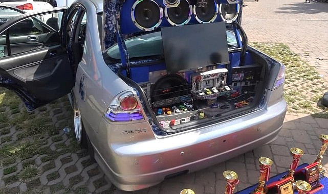 SAKARYALI OTOMOBİL TUTKUNUNUN BAGAJINDA DRİFT SÜRPRİZİ