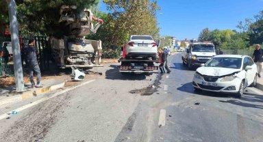 Sancaktepe'de beton pompa aracı karşı şeride geçerek 3 araca çarptı: 5 yaralı