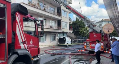 Sarıyer'de korkutan yangın: İki binanın çatısı ile bir araç yandı