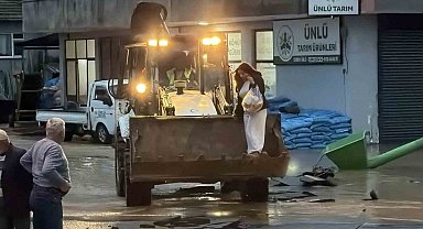 Selin esir aldığı mahallede ulaşım kepçe ve traktörlerle sağlanıyor