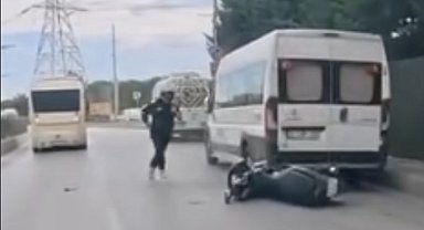 Şerit değiştirirken park halindeki araca ve dolmuşa çarptı: Kaza anı kamerada