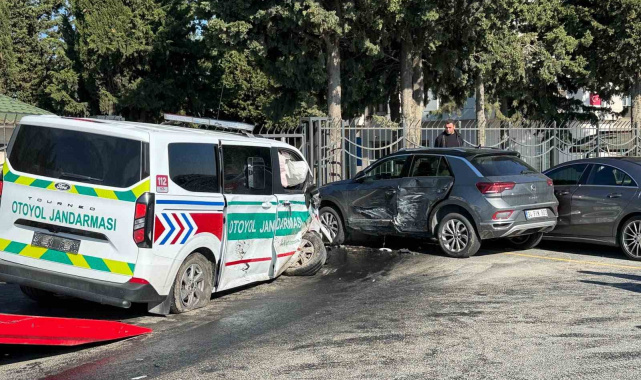 Silivri'de jandarma aracı kazaya karıştı:3 yaralı