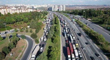 TEM Otoyolu'nda seyir halindeki tır alev alev yandı