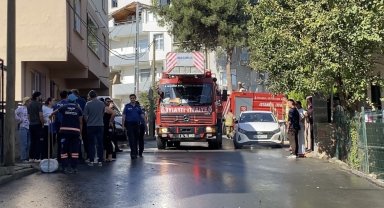 Tuzla'da 2 katlı binanın çatısı alev alev yandı