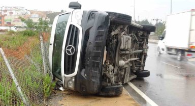 Tuzla'da devrilen servis minibüsünde sürücü yaralandı