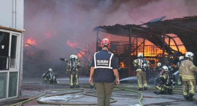 Tuzla'da lojistik depo yangınına belediyeden destek