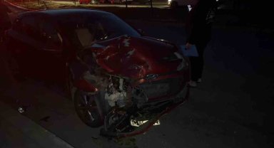 Virajı alamayan otobüs iki otomobile çarptı: Ölümle burun buruna geldiler