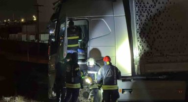 Yoldan çıkan tır bariyerleri aştı, sürücü kayıplara karıştı