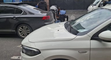 Zeytinburnu'nda okul çevresinde yapılan polis uygulaması sırasında 2 şüpheli gözaltına alındı